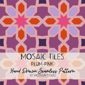 Può includere: Un motivo senza cuciture con un design geometrico a piastrelle a mosaico nei toni del prugna, rosa, arancione e viola chiaro. Il testo recita: MOSAIC TILES PLUM-PINK Hand Drawn Seamless Pattern BY MOTIVUM STUDIO. Il design presenta stelle.