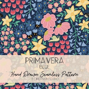 Può includere: Un motivo senza cuciture su sfondo blu scuro con fiori rosa, gialli e rossi, foglie verdi, api e lumache. Il testo PRIMAVERA BLUE Hand Drawn Seamless Pattern BY MOTIVUM STUDIO è sovrapposto al centro dell'immagine.