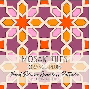 Può includere: Un motivo senza cuciture con un design geometrico a piastrelle a mosaico nei toni dell'arancione, prugna e rosa chiaro. Il testo recita: MOSAIC TILES ORANGE-PLUM Hand Drawn Seamless Pattern BY MOTIVUM STUDIO. Le linee sono nere e spesse.