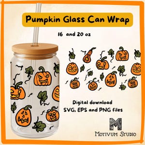 Può includere: Un bicchiere in vetro trasparente con coperchio in bambù e cannuccia, decorato con zucche arancioni e foglie verdi. Il testo recita: Pumpkin Glass Can Wrap, 16 and 20 oz, Digital download SVG, EPS and PNG files, e Motivum Studio.