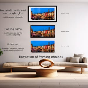 a modern living room with a white sofa, a wooden coffee table, and a potted plant. There are three framed artworks hanging on the wall, each with different frames and mat materials. The artworks depict cityscapes, including bridges and buildings, in various styles and colors. The image also includes text that provides information about the different framing options, such as the frame with white mat and acrylic glass, the floating frame, and the unframed illustration of framing choices.