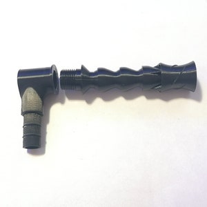 以下が含まれることがあります： 黒いプラスチック製の90度エルボ継手。ねじ付き端とホースバーブがあります。ねじ付き端を持つ黒いプラスチック製のホースも表示されています。