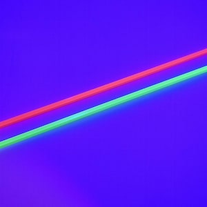 以下が含まれることがあります： 赤と緑の2本の光る棒が、鮮やかな青色の背景に対して斜めに配置されています。棒はまっすぐで均一な色に見え、一定の光源を示唆しています。
