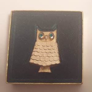 Vintage 1960s Avon Gold Toned Green Jewelled Eyes Owl Pin Brooch Perfume Compact Brooch Compact