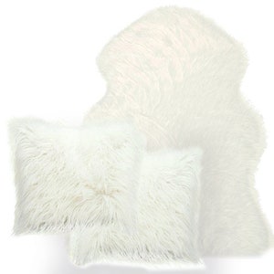 High quality & Professional Faux Fur (Vegan) Area Rug + 2 Large fluffy (Vegan) pillow cases (Perfect Christmas Gift)