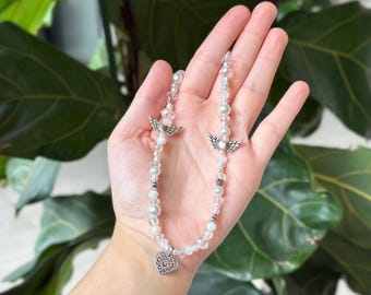Collar Ala de Ángel con Perlas Blancas y Charm de Corazón Plateado • Collar Coquette, Joyería Y2K, Estética Romántica Suave, Regalo Delicado para Ella