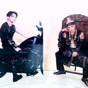 Compre 3 e leve 1 GRÁTIS | Suporte de motocicleta Suga Daechwita Jungkook | Suporte de acrílico BTS | Decoração de alta resolução de 15 cm | Saudação da temporada 2022