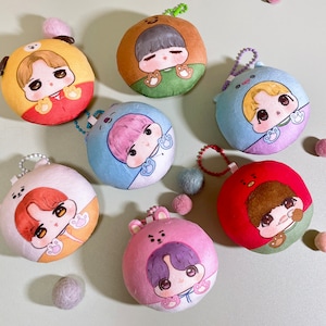 BTS x BT21 Puppe | Squish Mochi | BTS Schlüsselanhänger Schlüsselanhänger | RM, Jin, Suga, Yoongi, J-Hope Jimin, Taehyung, Jungkook| Weihnachtsschmuck-Anhänger