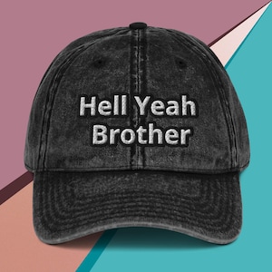 Könnte beinhalten: Eine schwarze Baseballkappe im Vintage-Stil mit dem in Weiß gestickten Text "Hell Yeah Brother".
