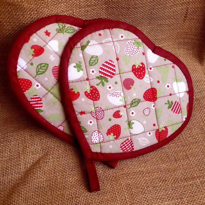 Manique cœur en coton motif fraise et fleur image 2