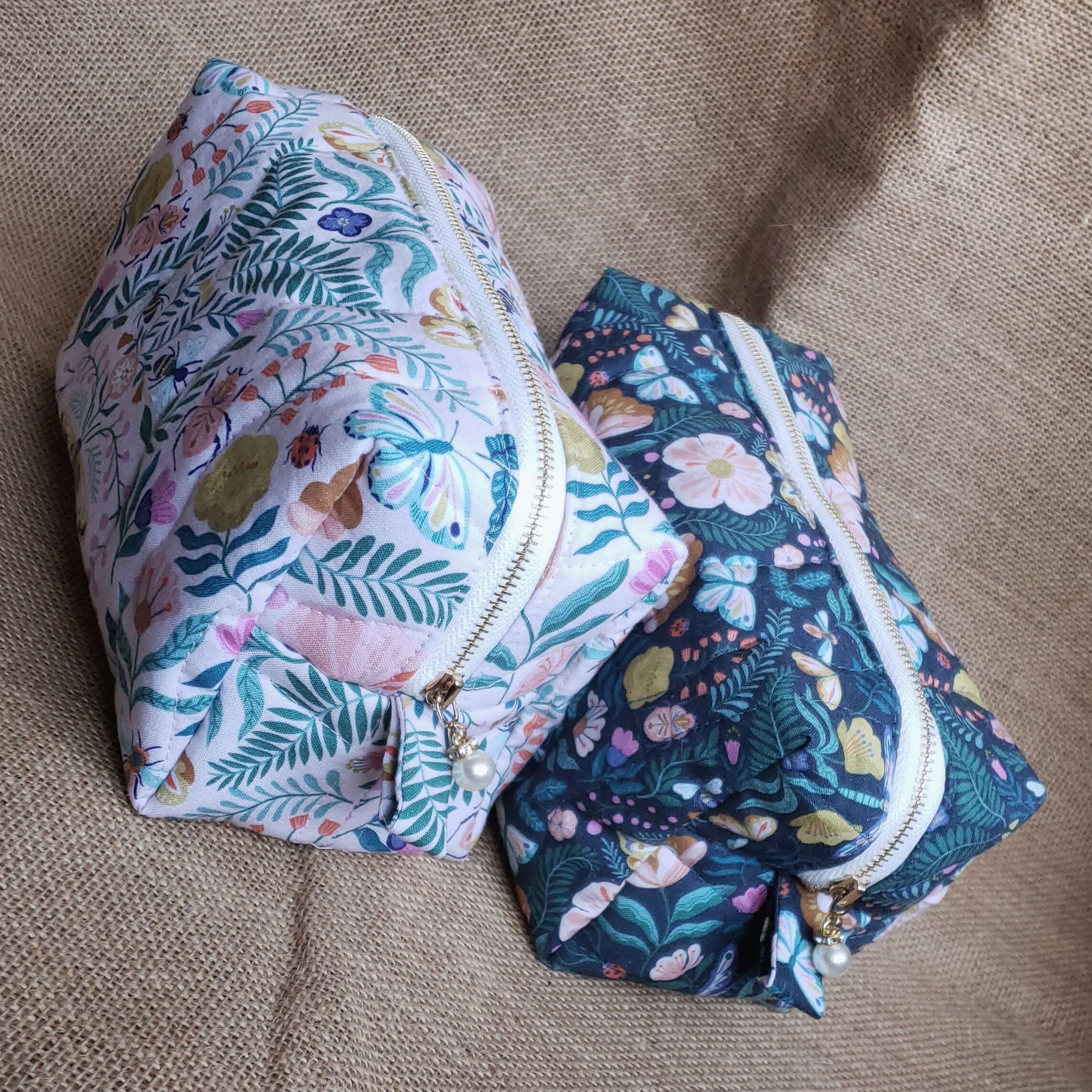 Trousse Cosmétique Noire Fleurie Et Rose – Toile Et Vinyle, Format Makeup Bag (Occasion)