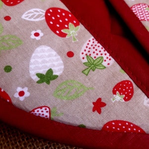 Manique cœur en coton motif fraise et fleur image 3