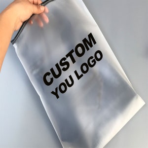 50 housses de protection personnalisées en noir dépoli avec 1-2 couleurs du logo imprimé sur un côté, housses pour vêtements, sacs postaux, housse pour vêtements