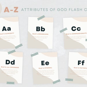 Può includere: Un set di 6 flash card illustrate con uno sfondo marrone chiaro e una forma astratta color pesca. Ogni carta presenta una lettera dell'alfabeto e un attributo di Dio corrispondente. Il testo sulle carte include la lettera, l'attributo e un versetto biblico.