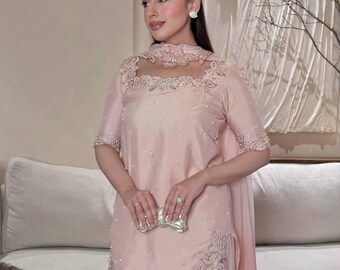 Eleganter Blush Pink Gerader Anzug mit Blumenstickerei und Dupatta