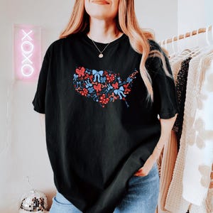 Komfortfarben Amerika Karte Coquette Bow Shirt, Amerika T-Shirt, 4. Juli T-Shirt, Coquette Bow Vaterländisches T-Shirt, Unabhängigkeitstag, Gedenktag