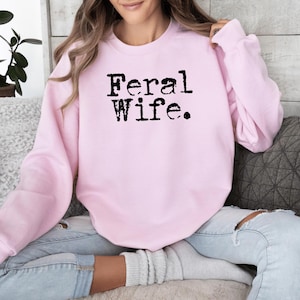 Sweat femme sauvage, pull femme audacieuse drôle, col rond avec texte en détresse, pull sarcastique vie de couple, cadeau humour impertinent, cadeau amusant pour elle