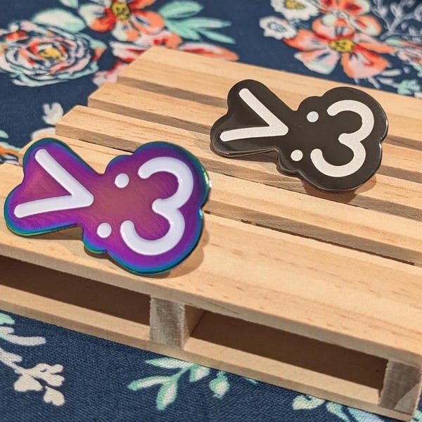 Emoticon >:3 Emaille Pin (zwei Farboptionen)