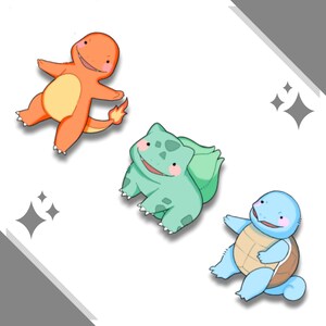 Könnte beinhalten: Illustration von drei Zeichentrickfiguren: Glumanda, Bisasam und Schiggy. Glumanda ist orange mit einer Flammenzunge, Bisasam ist grün mit einer Knolle auf dem Rücken und Schiggy ist blau mit einem Panzer.