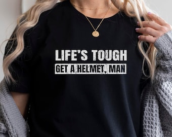 La vida es difícil conseguir una camisa de hombre con casco, camisa conservadora, camisa republicana, regalo de humor político