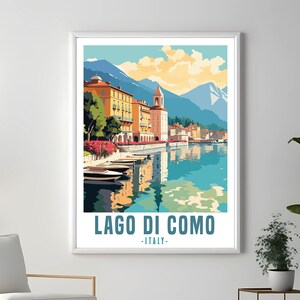 Peut inclure: Une affiche de voyage vintage représentant une illustration colorée d'une ville sur les rives du lac de Côme en Italie. L'affiche porte le texte "Lago di Como - ITALIE -" en bas.