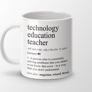 Puede incluir: Taza de cerámica blanca con un diseño negro que dice "technology education teacher" con una definición y pronunciación. La definición dice "Una persona que constantemente está resolviendo problemas que ni siquiera sabías que existían, de una manera que no entiendes. (ver también: mago, mago, héroe)"