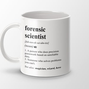 Puede incluir: Taza de cerámica blanca con un diseño negro que dice "forensic scientist" e incluye una definición de la palabra. La definición incluye la ortografía fonética, la categoría gramatical de la palabra y dos definiciones. La taza también incluye el texto "Ver también: mago, mago, héroe".