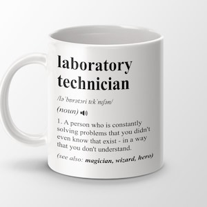 Pode incluir: Caneca de cerâmica branca com um gráfico preto que define a palavra "técnico de laboratório" e inclui uma definição da palavra. A definição diz: "Uma pessoa que constantemente resolve problemas que você nem sabia que existiam - de uma maneira que você não entende. (ver também: mágico, mago, herói)"