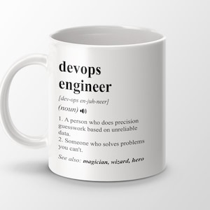 Pode incluir: Caneca de cerâmica branca com um design preto que define um "engenheiro de devops" como uma pessoa que faz estimativas precisas com base em dados não confiáveis e que resolve problemas que você não pode resolver. O texto também inclui "Veja também: mágico, mago, herói."