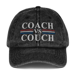 Puede incluir: Gorra de béisbol de algodón negro vintage lavada con texto bordado en blanco que dice "COACH VS COUCH" con rayas rojas, blancas y azules.