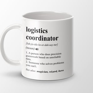 Puede incluir: Taza de cerámica blanca con un diseño negro que dice "coordinador de logística" y define el término como "una persona que hace conjeturas precisas basadas en datos poco fiables" y "alguien que resuelve problemas que no puedes". La taza también dice "Ver también: mago, mago, héroe".