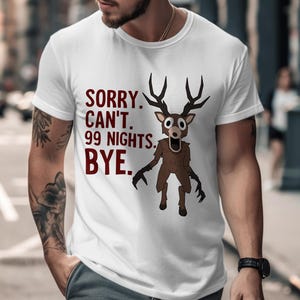 Peut inclure: T-shirt blanc avec un dessin de cerf de dessin animé et le texte "SORRY. CAN'T. 99 NIGHTS. BYE." Le cerf a de grands bois et une expression surprise. Un vêtement décontracté.