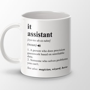 以下が含まれることがあります： 白いセラミック製のマグカップに、黒いグラフィックで「アシスタント」という言葉が定義されています。信頼性の低いデータに基づいた精密な推測を行う人、またはあなたが解決できない問題を解決する人のことを指します。テキストには、「関連項目：マジシャン、ウィザード、ヒーロー」も含まれています。