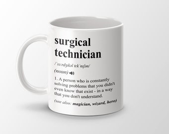 Puede incluir: Taza de cerámica blanca con un diseño negro que define la palabra "técnico quirúrgico" y su definición. La definición dice: "Una persona que constantemente resuelve problemas que ni siquiera sabías que existían, de una manera que no entiendes. (ver también: mago, mago, héroe)"