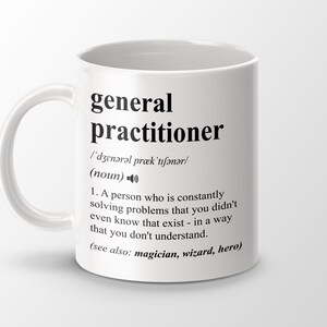 Puede incluir: Taza de cerámica blanca con un diseño negro que define a un médico de cabecera como una persona que constantemente resuelve problemas que ni siquiera sabías que existían, de una manera que no entiendes. El texto también dice (ver también: mago, mago, héroe).