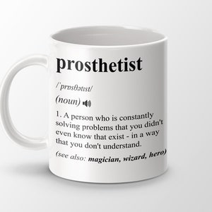 Puede incluir: Taza de cerámica blanca con una definición en negro de la palabra "protesista" impresa en ella. La definición dice:  /'proseǝtist/ (nombre) 1. Una persona que constantemente resuelve problemas que ni siquiera sabías que existían, de una manera que no entiendes. (ver también: mago, mago, héroe)