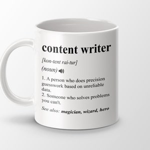 Könnte beinhalten: Eine weiße Keramik-Kaffeetasse mit einem schwarzen Design, auf dem "Content Writer" steht und der Begriff als "eine Person, die präzise Schätzungen auf der Grundlage unzuverlässiger Daten anstellt" definiert wird. Die Tasse enthält auch den Text "Siehe auch: Zauberer, Zauberer, Held."