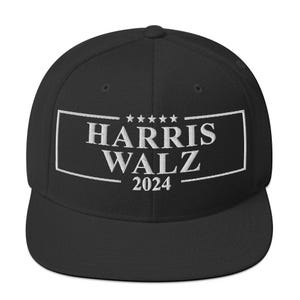 Könnte beinhalten: Schwarze und weiße bestickte Baseballkappe mit dem Text "HARRIS WALZ 2024" auf der Vorderseite.