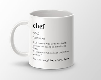 Könnte beinhalten: Eine weiße Keramiktasse mit einer schwarzen Grafik, die das Wort "Koch" als eine Person definiert, die präzise Schätzungen auf der Grundlage unzuverlässiger Daten anstellt und jemand, der Probleme löst, die Sie nicht lösen können. Die Grafik enthält auch den Text "Siehe auch: Zauberer, Zauberer, Held".