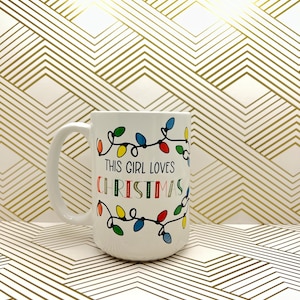 15 Unzen Dieses Mädchen liebt Weihnachtskaffeetasse; personalisierbar für Pronomen