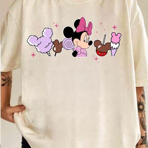 Disney Snacks PNG, Magiska kungariket Godis T-shirtdesign, Musse Mimmi Puh Snackmål, Familjesemesterresa 2026 Digital Nedladdning bild 2