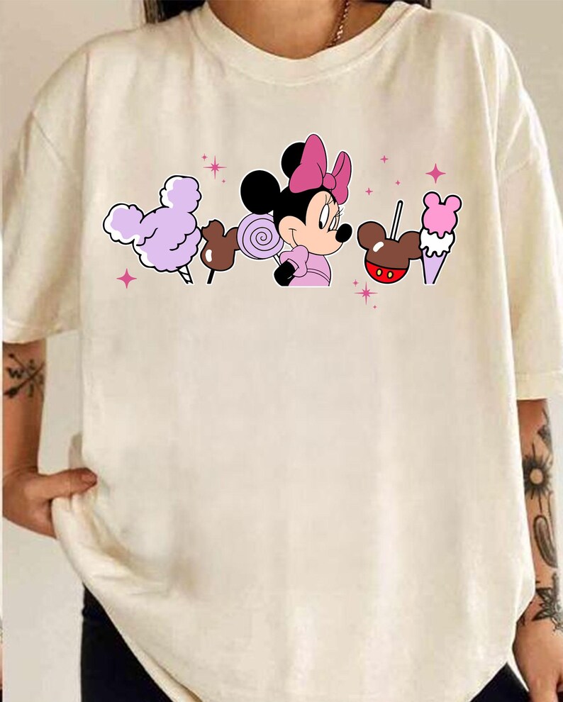 Disney Snacks PNG, Magiska kungariket Godis T-shirtdesign, Musse Mimmi Puh Snackmål, Familjesemesterresa 2026 Digital Nedladdning bild 2