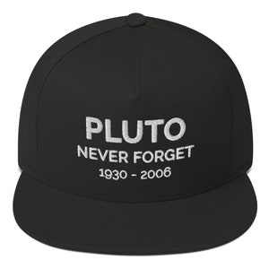 以下が含まれることがあります： 「PLUTO NEVER FORGET 1930 - 2006」と刺繍された黒と白のベースボールキャップ。