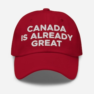 Pode incluir: Boné de beisebol vermelho com texto bordado em branco que diz "CANADA IS ALREADY GREAT".