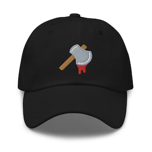 Puede incluir: Gorra de béisbol negra con una imagen bordada de un hacha ensangrentada.