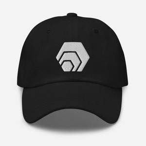 Puede incluir: Una gorra de béisbol negra con un diseño geométrico bordado en blanco. El diseño presenta tres hexágonos concéntricos.