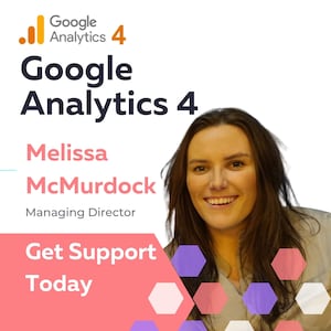 Może przedstawiać: Grafika w kolorze różowym i białym z tekstem "Google Analytics 4" w kolorze czarnym i pomarańczowym. Tekst "Melissa McMurdock" jest w kolorze czarnym, a tekst "Managing Director" również w kolorze czarnym. Tekst "Get Support Today" jest w kolorze czarnym. Kobieta o brązowych włosach uśmiecha się do kamery. Tło stanowi wzór z różowych, białych i fioletowych sześciokątów.