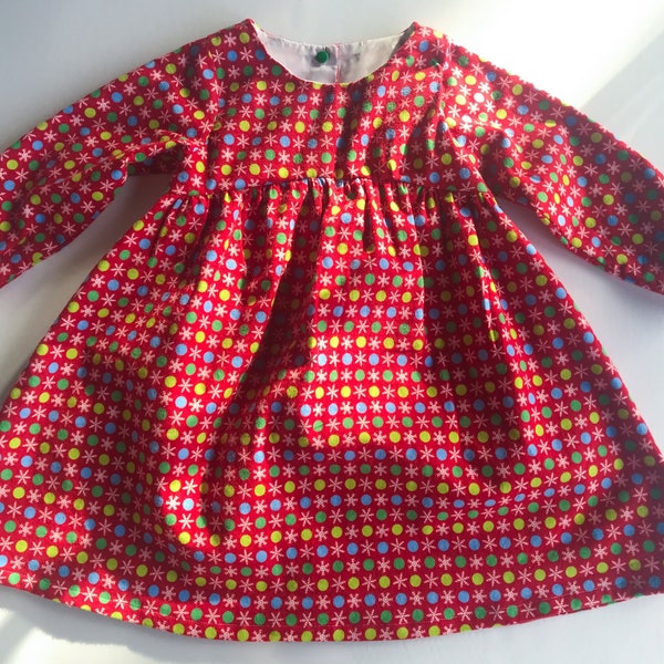 Filles / tout-petits / bébés 100% coton flanelle hiver manches longues Robe de Noël. Flocons de neige rouges et verts et points. Robe moderne de style babydoll des années 60.