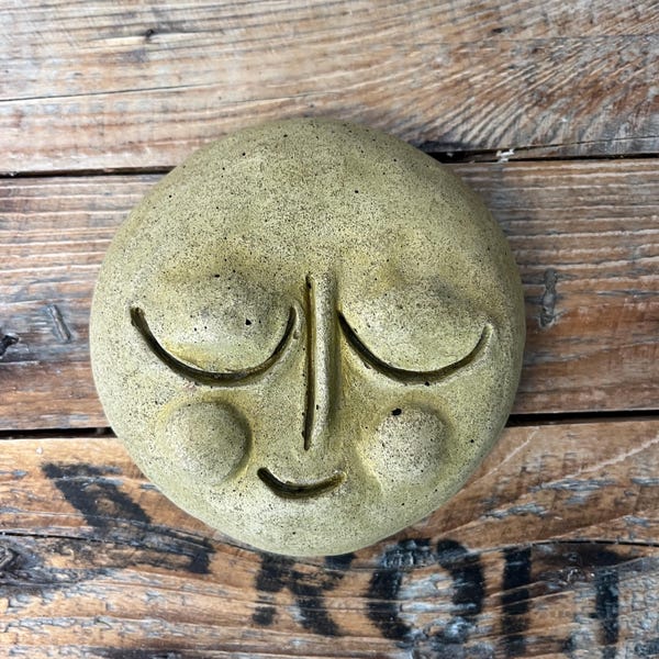 Placa decorativa de jardín con forma de rostro de Cheeky Stone, hecha a mano. Para interior/exterior. De hormigón.