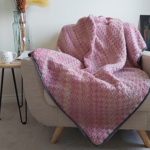 Kuschelige rosa grobstrick Häkeldecke / Überwurf, ombre, handgemacht, Geschenk für Sie